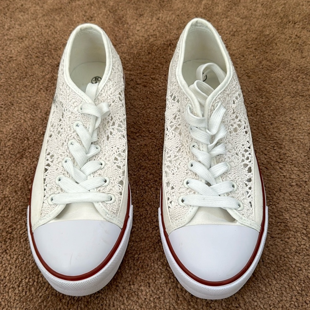 Woven converse type tennis shoes. Size 38 (size 8)